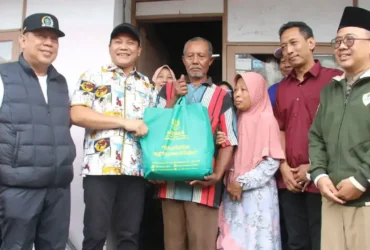 Bupati Sidoarjo, Subandi, saat memberikan bantuan kepada warga penerima (foto: ist)