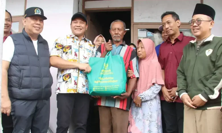 Bupati Sidoarjo, Subandi, saat memberikan bantuan kepada warga penerima (foto: ist)