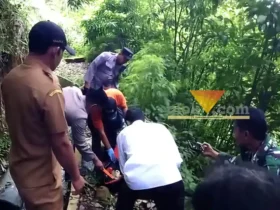 Petugas sedang mengevakuasi penemuan mayat bayi di hutan Tahura, Cangar, Pacet.(blok-a.com/Syahrul Wijaya)