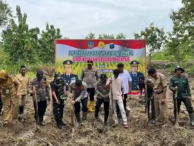 Kapolres Jombang AKBP Ardi Kurniawan tanam jagung di Desa Katemas, Kudu, Jombang.(Foto: Dokumen Polres Jombang)