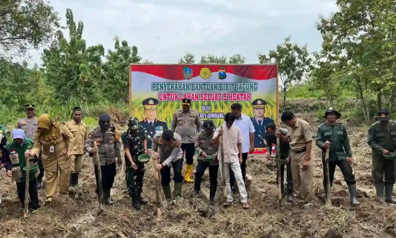 Kapolres Jombang AKBP Ardi Kurniawan tanam jagung di Desa Katemas, Kudu, Jombang.(Foto: Dokumen Polres Jombang)