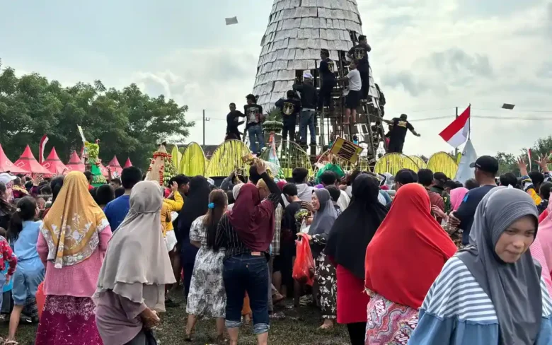 Tempe raksasa dikerubungi warga dalam acara sedekah bumi desa Sedengan Mijen, Kecamatan Krian