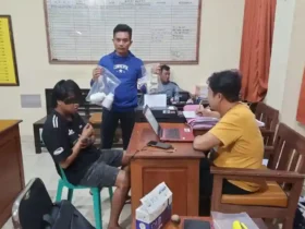 Polisi amankan BB sebanyak 548 butir pil Trex, uang tunai Rp 185.000, dan dua kaleng obat kosong dari rumah YG, terduga pelaku pengedar pil Trek. (dok dari Kanit Reskrim Polsek Rogojampi)