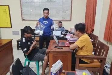 Polisi amankan BB sebanyak 548 butir pil Trex, uang tunai Rp 185.000, dan dua kaleng obat kosong dari rumah YG, terduga pelaku pengedar pil Trek. (dok dari Kanit Reskrim Polsek Rogojampi)