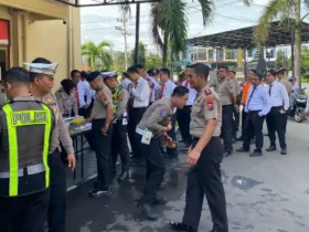 Personel Polresta Banyuwangi menjalani saat menjalani tes urine mendadak yang digelar di Mapolresta, Senin (23/2/2026) - (foto: ist)
