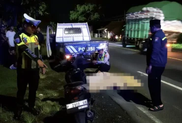 Piket lantas Polsek Rogojampi saat melakukan olah TKP dan evakuasi korban lakalantas yang terjadi di Jalan Raya Pakistaji-Kabat, Banyuwangi, Selasa dini hari (24/2/2026)(dok Kanit Lantas Polsek Rogojampi)