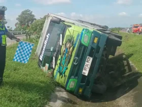 Truk Hino boks engkel yang mengalami kecelakaan di ruas tol JoMo.(Foto: dokumen PJR 3 Polda Jatim)