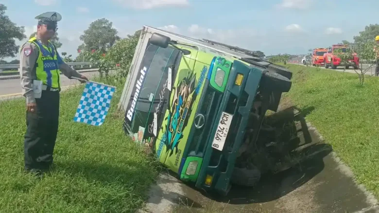 Truk Hino boks engkel yang mengalami kecelakaan di ruas tol JoMo.(Foto: dokumen PJR 3 Polda Jatim)