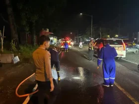 Unit Lantas Polsek Kalibaru yang dipimpin Aipda Aries Prasetiyanto bersama anggota saat membersihkan tumpahan solar di Jalur Provinsi Jember-Banyuwangi, tepat di depan Kantor Balai Desa Kalibaru Kulon, Rabu (11/2/2026) sore