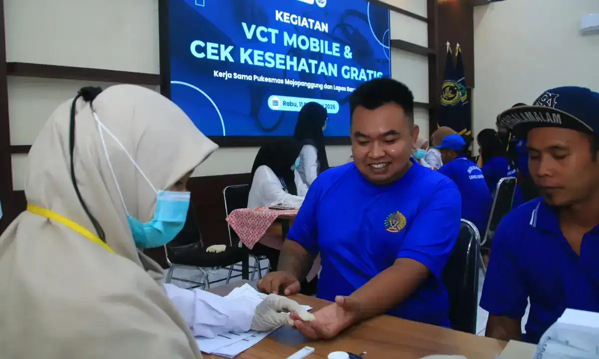 Lapas Banyuwangi berkolaborasi dengan Puskesmas Mojopanggung gelar pemeriksaan rutin dan tes VCT bagi 50 warga binaan, Rabu (11/2/2026)(dok Humas Lapas).