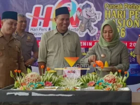 Wali kota Mojokerto memotong tumpeng dalam acara peringatan Hari Pers Nasional di sekretariat PWI Mojokerto.(blok-a.com/Syahrul Wijaya)