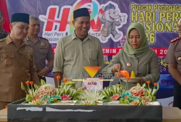 Wali kota Mojokerto memotong tumpeng dalam acara peringatan Hari Pers Nasional di sekretariat PWI Mojokerto.(blok-a.com/Syahrul Wijaya)