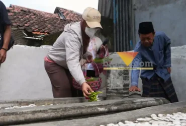 Wali kota Mojokerto Ika Puspita Sari saat ziarah ke makam Pekuncen.(blok-a.com/Syahrul Wijaya)