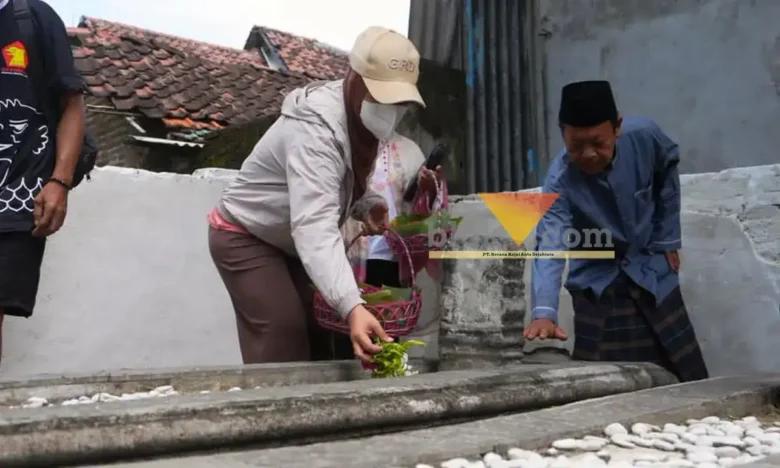 Wali kota Mojokerto Ika Puspita Sari saat ziarah ke makam Pekuncen.(blok-a.com/Syahrul Wijaya)