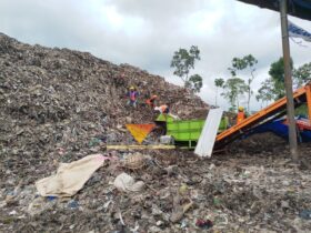 Pemilahan sampah yang dilakukan oleh petugas di TPA Paras Poncokusumo (blok-a.com / Yogga Ardiawan)