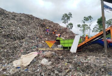 Pemilahan sampah yang dilakukan oleh petugas di TPA Paras Poncokusumo (blok-a.com / Yogga Ardiawan)
