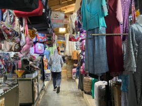 Pedagang baju Pasar Kepanjen tengah menawarkan dagangan (Blok-a.com/ Putu Ayu Pratama S)