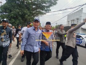 Menteri Lingkungan Hidup, Hanif Faisol Nurrafiq (kiri) bersama Bupati Malang, HM Sanusi saat meninjau calon lokasi PSEL di Pakis, Kabupaten Malang (blok-a.com / Yogga Ardiawan)