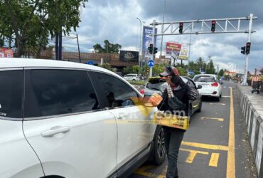Abdul Qodir, pedagang asongan saat berjualan di sekitar underpass Karanglo (blok-a.com / Berril)