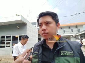 Plt Kepala DLH Kabupaten Malang, Ahmad Dzulfikar Nurrahman saat diwawancarai awak media (blok-a.com / Yogga Ardiawan)