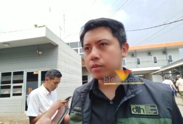 Plt Kepala DLH Kabupaten Malang, Ahmad Dzulfikar Nurrahman saat diwawancarai awak media (blok-a.com / Yogga Ardiawan)