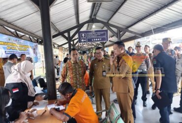 Wali Kota Malang, Wahyu Hidayat saat memantau pemeriksaan kesehatan sopir jelang mudik Lebaran di Terminal Arjosari, Selasa (10/3/2026) (blok-a/Bob Bimantara Leander)