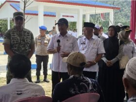 Menteri Kelautan dan Perikanan Sakti Wahyu Trenggono didampingi oleh Bupati Malang, HM Sanusi saat mengunjungi Kampung Nelayan Merah Putih (istimewa)