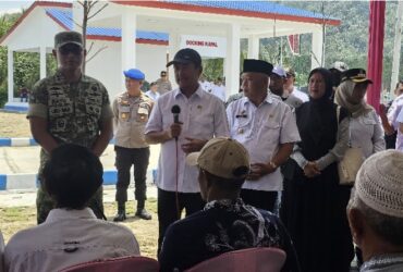 Menteri Kelautan dan Perikanan Sakti Wahyu Trenggono didampingi oleh Bupati Malang, HM Sanusi saat mengunjungi Kampung Nelayan Merah Putih (istimewa)