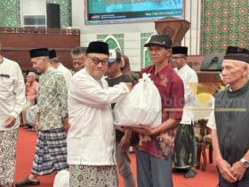 Prosesi penyerahan bantuan sembako oleh Rektor Unisma kepada para dhuafa (blok-a.com/zulkaria)