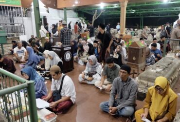 Teks foto : Tradisi malam Selawe di Gresik jamaah bermunajat dan pembacaan 1.000 Surat Al-Ikhlas di kawasan makam Sunan Giri.(ist)