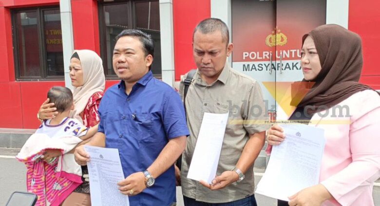 Teks: Para korban didampingi kuasa hukumnya Jaka Prima saat di Mapolres Mojokerto kota.(blok-a.com/Syahrul Wijaya)