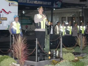 Kapolres Mojokerto kota AKBP Herdiawan Arifianto pimpin apel gelar pasukan malam takbir.(blok-a.com/Syahrul Wijaya)