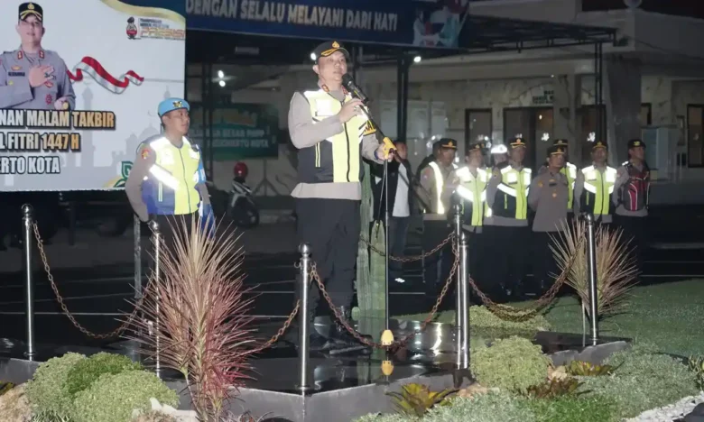 Kapolres Mojokerto kota AKBP Herdiawan Arifianto pimpin apel gelar pasukan malam takbir.(blok-a.com/Syahrul Wijaya)