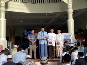 Wali Kota Malang, Wahyu Hidayat saat memberi sambutan dihadapan puluhan ribu umat muslim dalam rangka pelaksanaan salat idulfitri di Masjid Agung Jami’ Kota Malang. (blok-a.com / M Berril Labiq)