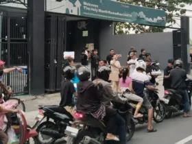 Kru manajemen Resto & KTV D'Queen Bojonegoro saat membagikan takjil gratis kepada masyarakat yang melintas (foto: Blok-a.com)