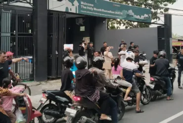 Kru manajemen Resto & KTV D'Queen Bojonegoro saat membagikan takjil gratis kepada masyarakat yang melintas (foto: Blok-a.com)