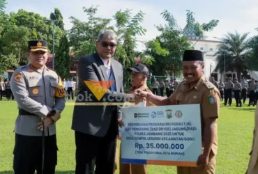 Kepala kantor cabang BRI Jombang Boedi Winaryo menyerahkan bantuan kepada kepala desa di Jombang.(blok-a.com/Syahrul Wijaya)