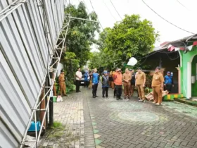 Bupati Subandi dan jajaran saat meninjau kerusakan akibat puting beliung, Selasa (3/3/2026) (foto: ist)