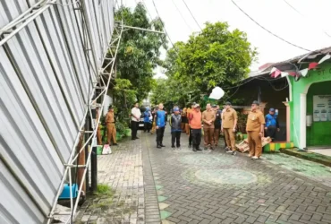Bupati Subandi dan jajaran saat meninjau kerusakan akibat puting beliung, Selasa (3/3/2026) (foto: ist)