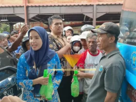 Suasana berbagi takjil BNN Kota Mojokerto bersama PWI di alun-alun wiraraja.(blok-a.com/Syahrul Wijaya)