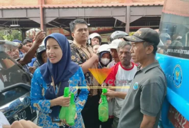 Suasana berbagi takjil BNN Kota Mojokerto bersama PWI di alun-alun wiraraja.(blok-a.com/Syahrul Wijaya)