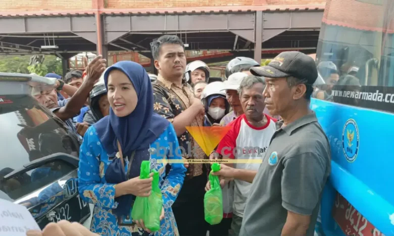Suasana berbagi takjil BNN Kota Mojokerto bersama PWI di alun-alun wiraraja.(blok-a.com/Syahrul Wijaya)