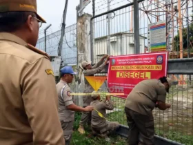 Satpol-PP sedang menyegel tower BTS yang belum kantongi izin SLF (foto: Blok-a.com/Syahrul Wijaya)