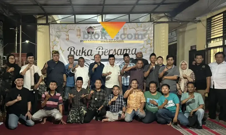 Foto bersama anggota PWI Mojokerto, ketua PWI Jatim dan pengurus bersama Jajaran PT Enero usai buka bersama.(blok-a.com/Syahrul Wijaya)