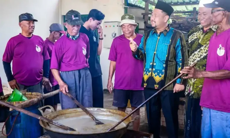 Bupati Gresik Fandi Akhmad Yani meninjau proses pengolahan kuliner tradisional Sanggring di area Masjid Jami’ Sunan Dalem, Desa Gumeno, Kecamatan Manyar.(ist)