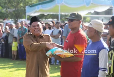 Wakil Bupati Jombang Gus Salmanudin sedang menyerahkan bantuan kepada tukang becak.(blok-a.com/Syahrul Wijaya)