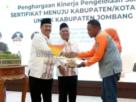 Bupati Jombang Warsubi memberikan hadiah Umroh untuk pasukan kuning.(blok-a.com/Syahrul Wijaya)