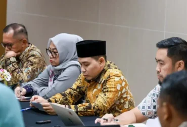 Bupati Mojokerto Muhammad Al Barra dalam rapat monitoring dan evaluasi dengan KPK.(Foto: Istimewa)