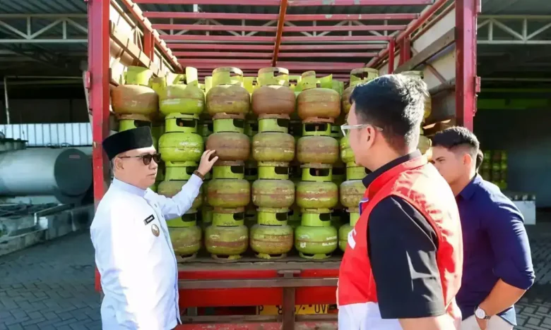 Wakil Bupati Banyuwangi, Mujiono, bersama PT Pertamina (Persero), TPID, serta BPS saat melakukan sidak ke sejumlah agen dan pangkalan, Kamis (12/3/2026)(Istimewa)