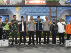 Bupati Sidoarjo, Subandi bersama Forkopimda mengunjungi pos pantau mudik Lebaran, di terminal Purabaya (foto: ist)
